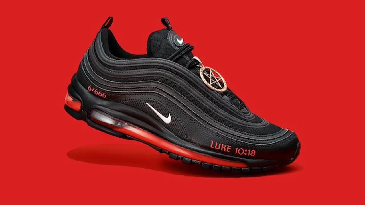 MSCHF custom Nike Air Max 97s berjuluk 'Satan Shoes' atau 'Sepatu Setan'. (kredit: MSCHF)