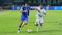 Gelandang Persib Bandung, Rosebergne da Silva, dibayangi pemain Arema FC, Gabriel Silva pada lanjutan BRI Super League 2025/2026 di Stadion Gelora Bandung Lautan Api, Jumat (24/4/2026). (Bola.com/Erwin Snaz)
