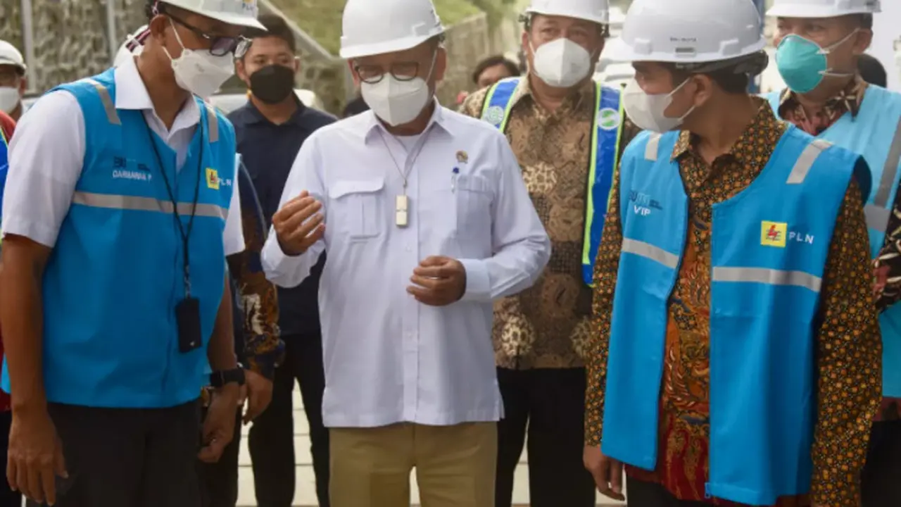 Menteri Energi dan Sumber Daya Mineral (ESDM) Arifin Tasrif meninjau proyek Pembangkit Listrik Tenaga Sampah (PLTSa) Putri Cempo, Surakarta, Provinsi Jawa Tengah.