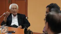 Mantan Menteri Pertambangan dan Energi Prof. Dr. Soebroto, M.A (kiri) saat berdiskusi di Jakarta, kamis (31/3). Diskusi membahas Diskusi strategi Industrialisasi di Indonesia dalam  menghadapi Masyarakat Ekonomi ASEAN (MEA). (Liputan6.com/Angga Yuniar)