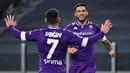Pemain Fiorentina, Franck Ribery dan Cristiano Biraghi, merayakan gol ke gawang Juventus pada laga Liga Italia di Turin, Rabu (23/12/2020). Fiorentina menang dengan skor 0-3. (Photo by Marco BERTORELLO / AFP)
