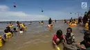 Sejumlah anak bermain pasir di pinggir pantai Ancol, Jakarta, Senin (25/12). Ancol tetap menjadi primadona tempat wisata bagi warga Jakarta dan sekitar untuk mengisi libur Natal 2017. (Liputan6.com/Faizal Fanani)