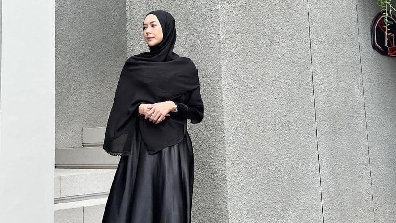 "Ukhti……. Imam mana imam?," kata Aura dalam keterangan fotonya di instagram.