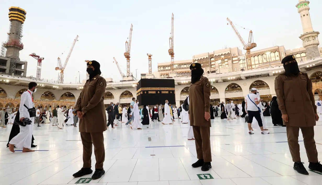 Para polisi wanita Saudi berjaga-jaga saat jemaah mengelilingi Ka'bah pada rangkaian ibadah haji di Masjidil Haram, Makkah, Selasa (20/7/2021). Kini, para personel perempuan bergabung dengan rekan-rekan pria mereka dalam menjaga kota suci selama musim haji. (Fayez Nureldine / AFP)