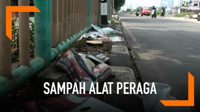 Alat peraga Kampanye (APK) berserakan di sepanjang kalan Sunter Jakarta Utara.  Selain berserakan ssejumlah APK masih terpasang di sekitar permukiman warga, seperti Jalan Sunter Bentengan Raya.