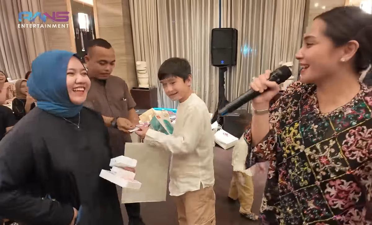 Nagita Slavina Kaget Rafathar Menang Undian Doorprize THR Untuk Karyawan Rans, Apa Hadiahnya?