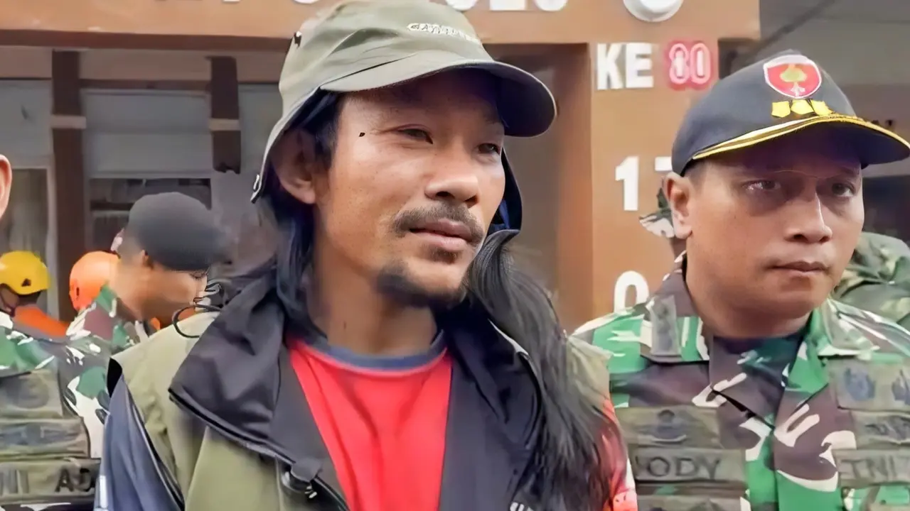 Abdul Haris Agam atau lebih dikenal dengan Agam Rinjani di Posko Advanced Jungle Unit (AJU) untuk bantu korban jatuhnya pesawat ATR 42-500 di kawasan Gunung Bulusaraung.