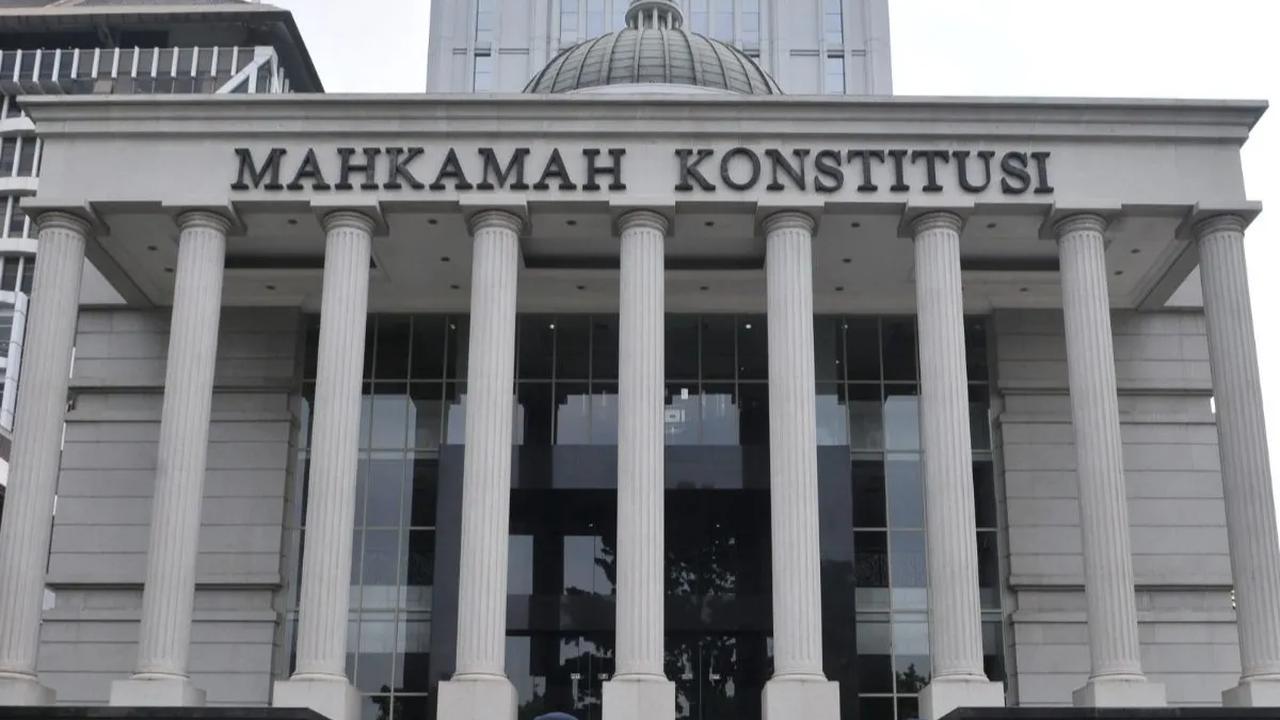 Selain itu, Jimly melanjutkan, ada pelapor yang mempermasalahkan hakim berbicara di depan publik terkait isu yang ditangani berkaitan dengan subtansi perkara.<br>