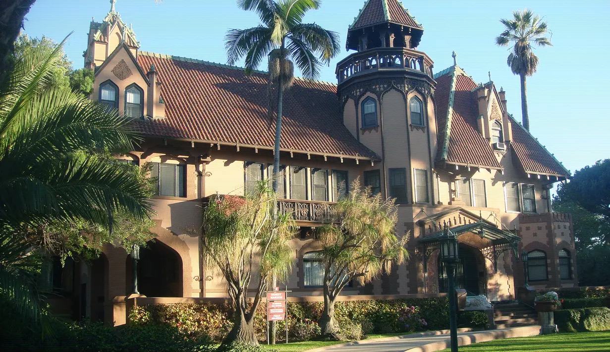 Bangunan bernama Doheny Mansion yang dipakai dalam film horor Drag Me to Hell. Film horor yang sukses besar dalam pemutarannya tahun 2009  memperoleh 80 juta dolar di seluruh dunia. Tempat yang dipakai ini konon memang benar berhantu. (Michael / Flickr)