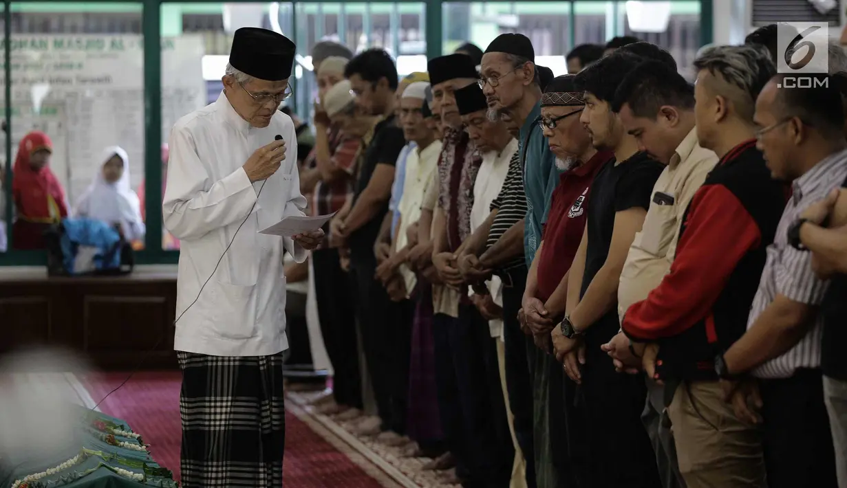Keluarga dan kerabat bersiap mensalatkan jenazah almarhum Andika Putra Sahadewa di Mesjid Al-Iman, Cipinang Elok, Jakarta, Selasa (10/4). Bassist grup band Kerispatih, Andika Putra Sahadewa, meninggal dunia di usia 36 tahun. (Liputan6.com/Faizal Fanani)