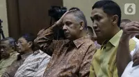 Terdakwa dugaan suap proyek PLTU Riau-1 yang juga mantan Dirut PLN, Sofyan Basir jelang menjalani sidang pembacaan tuntutan di Pengadilan Tipikor, Jakarta, Senin (10/7/2019). Sofyan Basir dituntut 5 tahun penjara ditambah denda Rp200 juta subsider 3 bulan kurungan. (Liputan6.com/Helmi Fithriansyah)