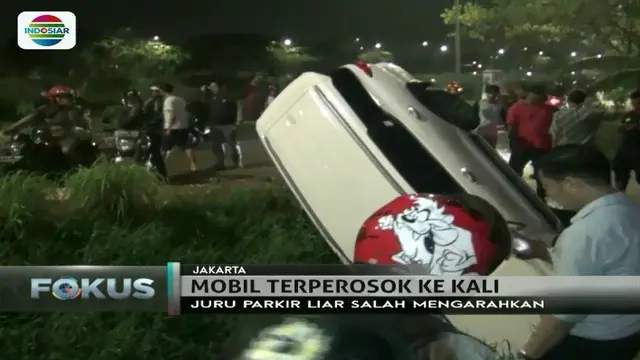 Mobil Mewah Keluaran Baru Terperosok di Parit Jadi Tontonan Warga