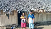 Foto : Samuel Ludji Dima bersama isteri anaknya di depan gubuk reyot mereka (Liputan6.com/Ola Keda)