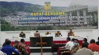 Rapat bersama pencegahan covid-19 Provinsi Papua yang diikuti bersama 29 kabupaten/kota. (Liputan6.com/Katharina Janur/Qadri Pratiwi)