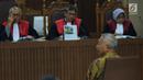 Mantan Dirjen Hubla Kemenhub, Antonius Tonny Budiono menyimak pembacaan dakwaan pada sidang perdana di Pengadilan Tipikor, Jakarta, Kamis (18/1). Sidang beragendakan pembacaan dakwaan oleh Jaksa Penuntut Umum. (Liputan6.com/Helmi Fithriansyah)