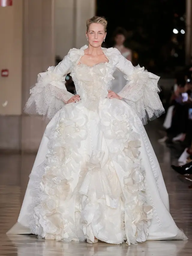 Show Busana Pernikahan Perdana Vivienne Westwood, Nyentrik dengan Koleksi Gaun Pengantin Bergaya Punk