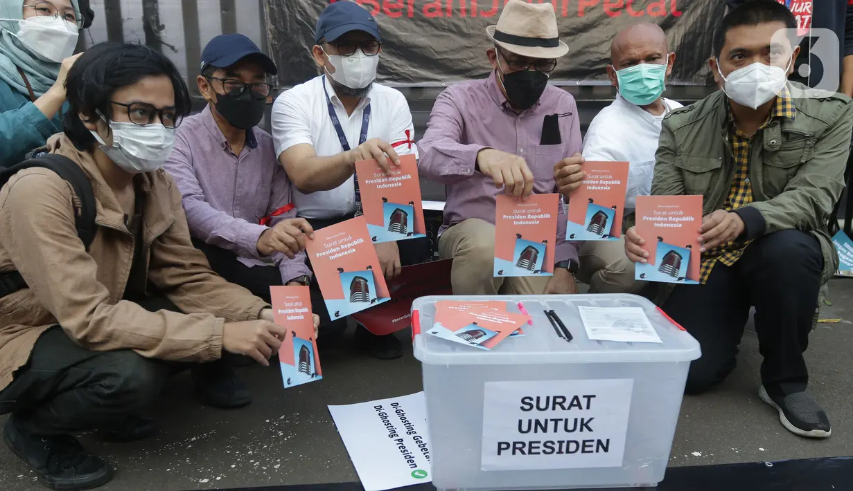 Penyidik KPK nonaktif, Novel Baswedan saat aksi bersama pegiat anti korupsi di depan Gedung ACLC KPK Kuningan, Jakarta, Rabu (15/9/2021). Dalam aksinya mereka meminta Presiden Joko Widodo membatalkan pemecatan 57 pegawai KPK yang tidak lolos TWK. (Liputan6.com/Helmi Fithriansyah)