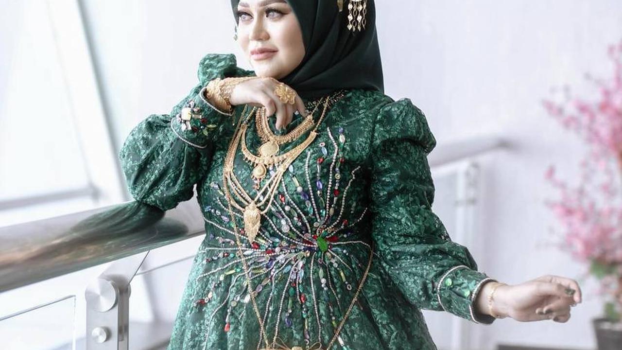 Tak Kalah Cantik dari Calon Menantu, Potret Menawan Calon Ibu Mertua Putri Isnari di Acara Hantaran Uang Panai
