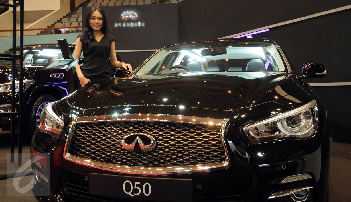 Seorang model bergaya di sisi kendaraan sedan Infinity Q50 yang dipamerkan di Jakarta Auto Show 2015, Rabu (28/10/2015). Infinity Q50 dibanderol dengan harga sekitar 890 juta rupiah. (Liputan6.com/Helmi Fithriansyah)