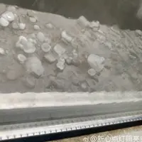 Setelah beberapa hari lalu, cuaca begitu panas hingga bisa mematangkan telur ayam, kini berubah menjadi hujan salju.