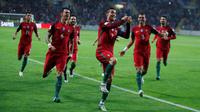 Kapten Timnas Portugal, Cristiano Ronaldo (tengah) melakukan selebrasi usai mencetak gol ke gawang Andorra, pada laga lanjutan Grup B Kualifikasi Piala Dunia 2018 zona Eropa, di Estádio Municipal, Aveiro, Sabtu (8/10/2016) dini hari WIB. Ronaldo mencetak 
