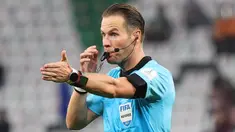 Wasit asal Belanda, Danny Makkelie terpilih untuk memimpin laga pembuka Euro 2020 (Euro 2021) antara Turki melawan Italia, Sabtu (12/6/2021) dini hari WIB. Sosoknya sempat menjadi perbincangan kala memimpin laga Kualifikasi Piala Dunia 2022 Serbia kontra Portugal. (Foto: AFP/Karim Jaafar)