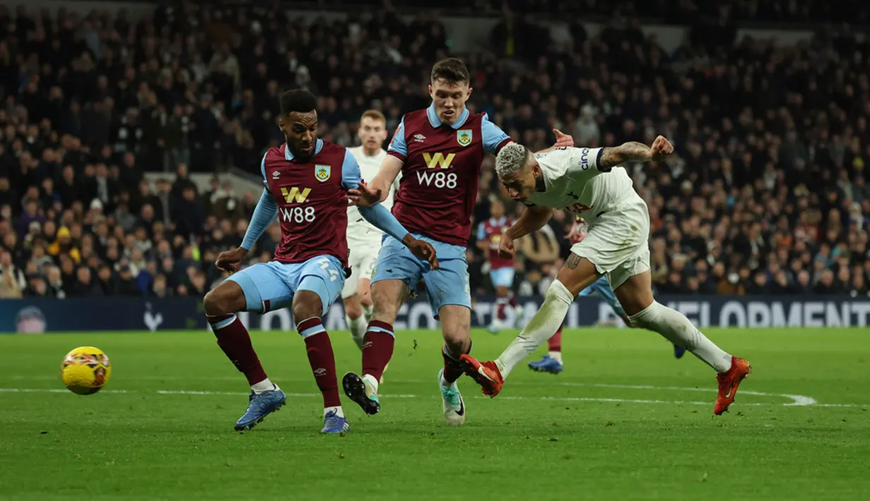 Sayangnya, Richarlison dan kawan-kawan kesulitan untuk membongkar pertahanan rapat yang digalang tim asuhan Vincent Kompany. (AP Photo/Ian Walton)