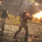 Polisi menembakkan gas air mata ke arah pendemo saat bentrok di Jakarta, Jumat (4/11). Diduga bentrok terjadi saat massa HMI menyerang polisi dan polisi membalasnya dengan melempar gas air mata. (Liputan6.com/Immanuel Antonius)