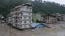 Bangunan-bangunan terendam setelah banjir bandang yang dipicu oleh hujan lebat yang tiba-tiba menggenangi kota Rangpo di Sikkim, India, Kamis, 5 Oktober 2023. (AP Photo/Prakash Adhikari)