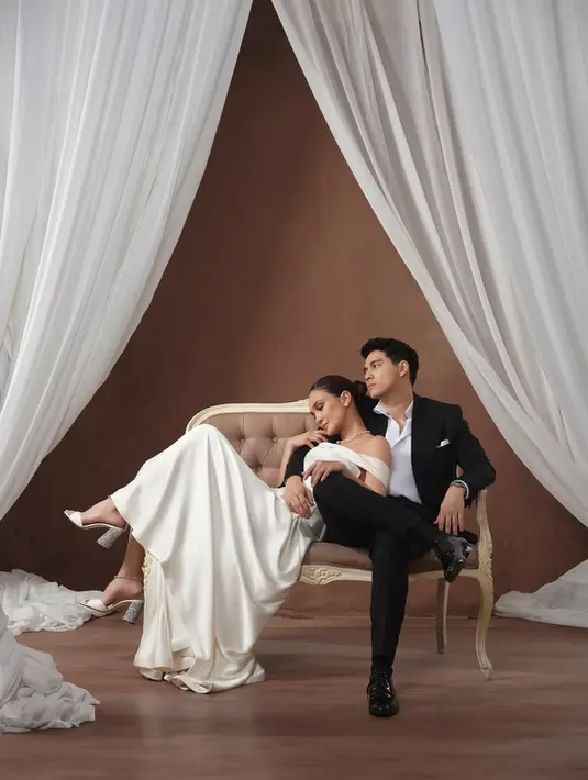 Sesi foto yang dilakukan di studio ini memperlihatkan sisi romantis dan stylish dari pasangan selebriti yang tengah jadi sorotan publik ini. [@lunamaya].