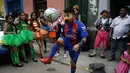 Seorang badut mengenakan kostum Lionel Messi berpartisipasi dalam acara Hari Badut Nasional di Lima, Peru, Kamis (25/5). Setiap tahunnya pada 25 Mei, jalanan Peru dipenuhi ratusan badut untuk memperingati Hari Badut Nasional (AP Photo/Martin Mejia)