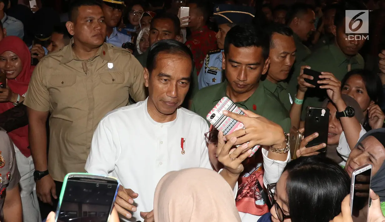 Presiden Joko Widodo atau Jokowi foto bersama dengan warga saat menghadiri acara Spirit of Millenials: Green Festival di Jakarta, Kamis (31/1). (Liputan6.com/Angga Yuniar)