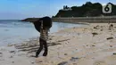 <p>Warga Desa Adat Peminge mengumpulkan lepasan rumput laut di kawasan Pantai Geger Mulya, Nusa Dua, Bali, Selasa (3/5/2022). Dalam sehari, belasan warga mampu mengumpulkan sekitar 5 hingga 20 kg rumput laut basah yang jatuh karena gelombang laut. (merdeka.com/Arie Basuki)</p>
