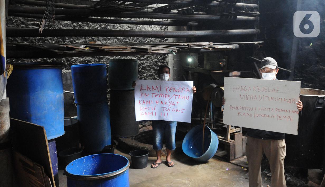 Perajin tempe melakukan aksi mogok produksi di Sentra Produksi Tempe Kelurahan Tugu, Cimanggis, Depok, Senin (21/02/2022).  Harga kedelai impor yang mencapai Rp1,1 juta/kwintal membuat ratusan perajin tahu-tempe di Jabodetabek menggelar mogok produksi tiga hari ke depan. (merdeka.com/Arie Basuki)