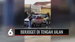 Aksi nekat dua remaja ini bikin bahaya semua orang. Berjoget di tengah jalan demi sebuah konten, salah satunya bahkan nyaris tertabrak motor.