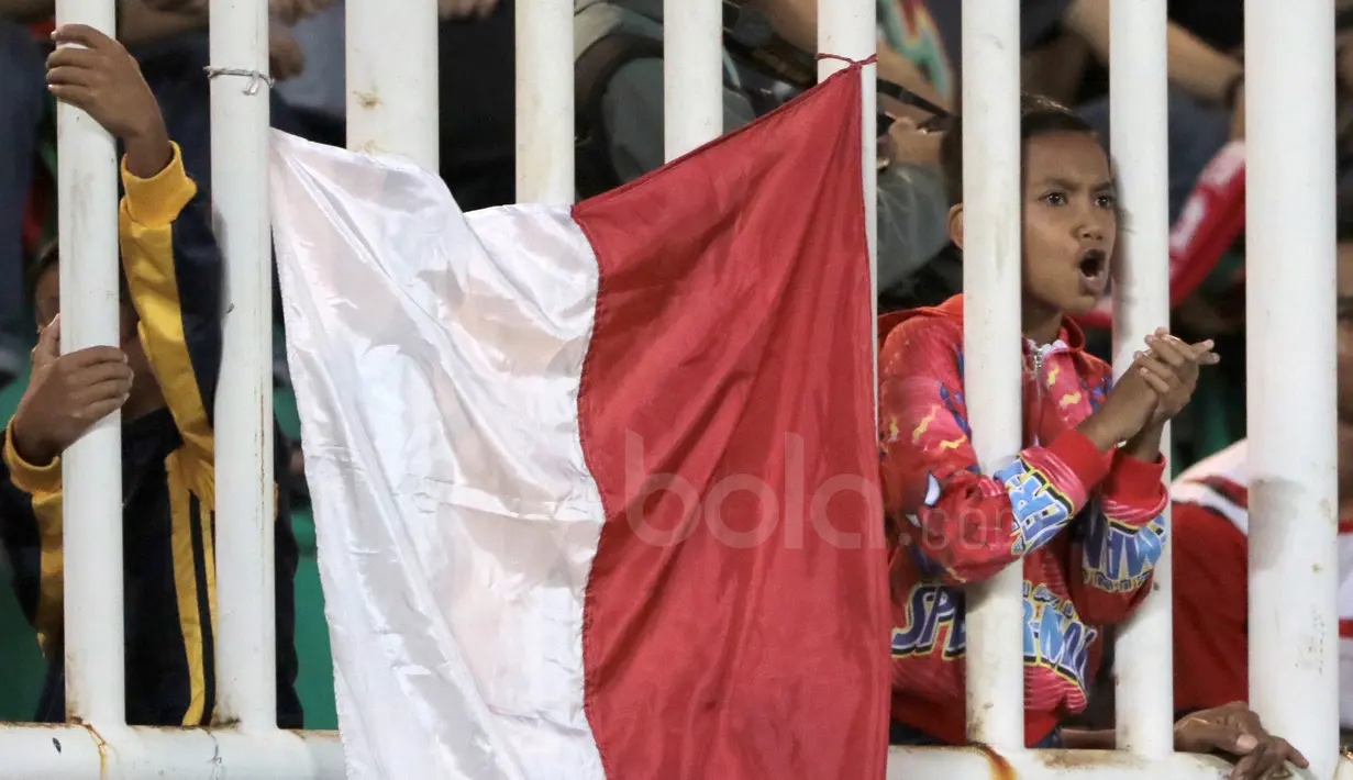 Suporter Cilik terus memberikan semangat kepada Timnas Indonesia pada laga semifinal AFF Cup 2016 melawan Vietnam di Stadion Pakansari, Bogor, (03/12/2016). (Bola.com/Nicklas Hanoatubun)