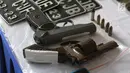 Barang bukti senjata api rakitan yang berhasil diamankan petugas dari komplotan pencuri dengan pemberatan (curat) di RS Polri, Jakarta, Jumat (18/5). (Liputan6.com/Arya Manggala)