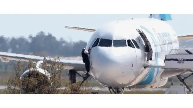 Proses penangkapan sendiri membuat bandara udara Larnaca di Siprus ditutup dan penerbangan yang sudah dijadwalkan dialihkan.