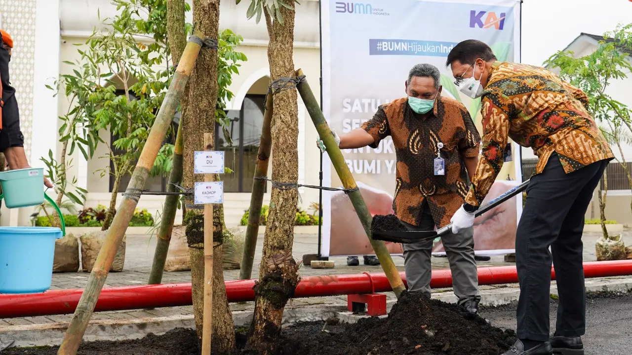 PT Kereta Api Indonesia (Persero) menyalurkan dana Tanggung Jawab Sosial dan Lingkungan (TJSL) Bina Lingkungan sebesar Rp5,5 miliar selama Semester I 2022