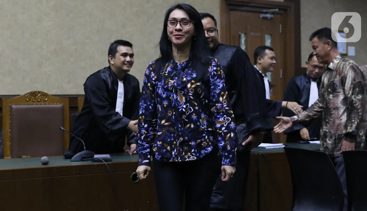 Terdakwa dugaan suap revitalisasi dua pasar di Kabupaten Kepulauan Talaud TA 2019, Sri Wahyumi Maria Manalip usai menjalani sidang tuntutan di Pengadilan Tipikor, Jakarta, Senin (18/11/2019). Mantan Bupati Kepulauan Talaud itu dituntut hukuman tujuh tahun penjara. (Liputan6.com/Helmi Fithriansyah)