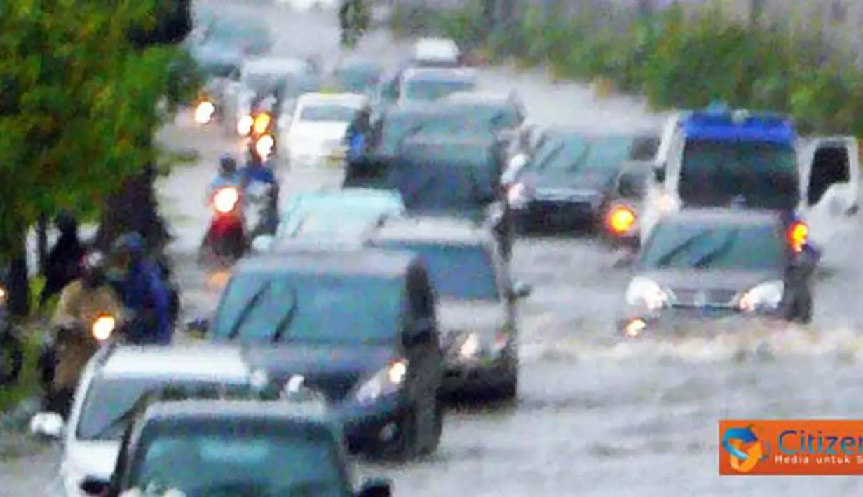 Ruas jalan terendam banjir, Jakarta.