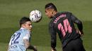 Gelandang Real Madrid, Casemiro (kanan) menyundul bola dari ancaman striker Celta Vigo, Santi Mina dalam laga lanjutan Liga Spanyol 2020/2021 pekan ke-28 di Balaidos Stadium, Sabtu (20/3/2021). Real Madrid menang 3-1 atas Celta Vigo. (AP/Lalo R. Villar)
