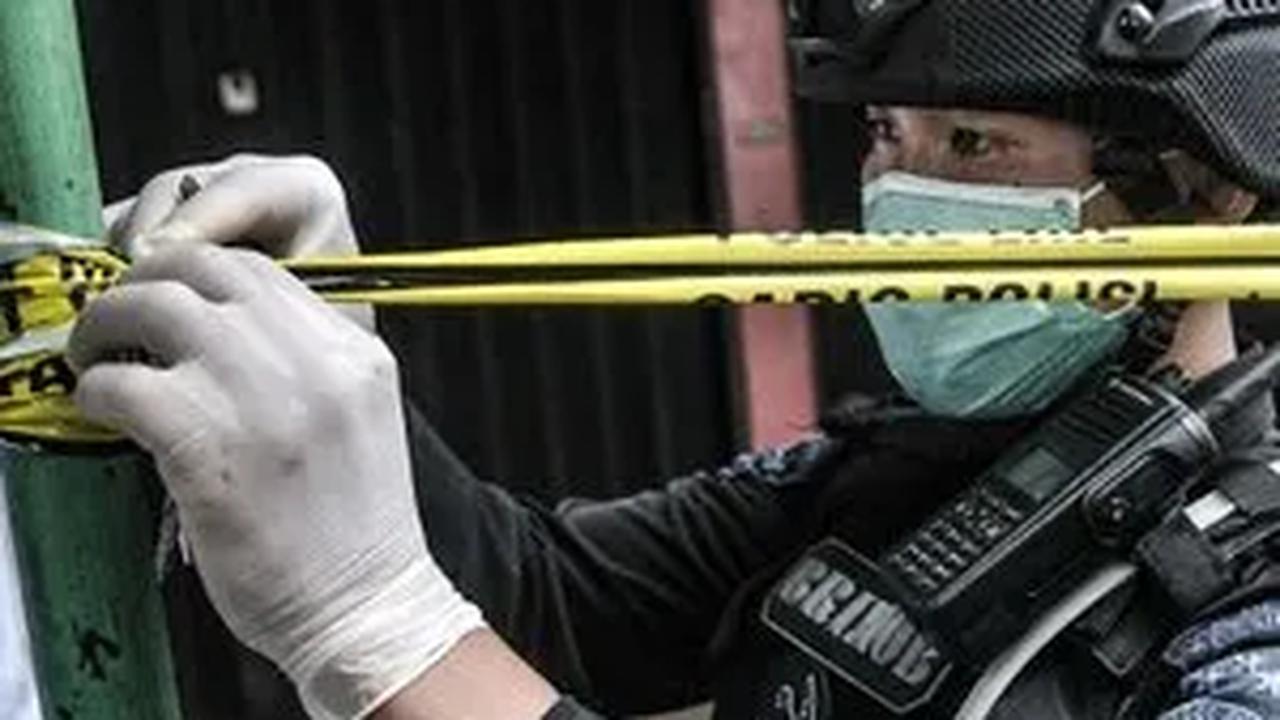 Lewat video akun instagram @wunainfo1, pria dengan pakaian kaos kutang putih dan celana jeans disebut nekat karena terlilit utang.