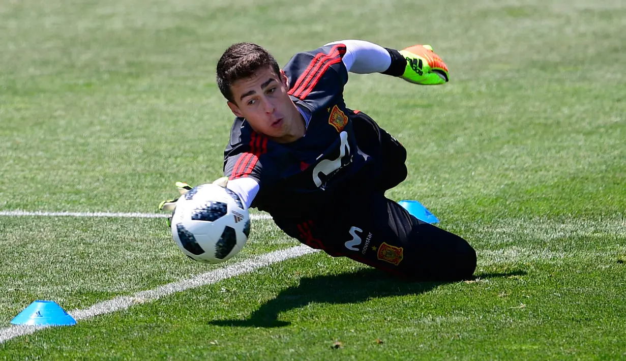 Kiper Kepa Arrizabalaga menepis bola saat mengikuti latihan tim Spanyol selama Piala Dunia 2018 di Krasnodar Academy  (21/6). Pemuda 23 tahun itu resmi menjadi kiper pemain termahal dunia setelah diboyong Chelsea. (AFP Photo/Pierre-Philippe Marcou)