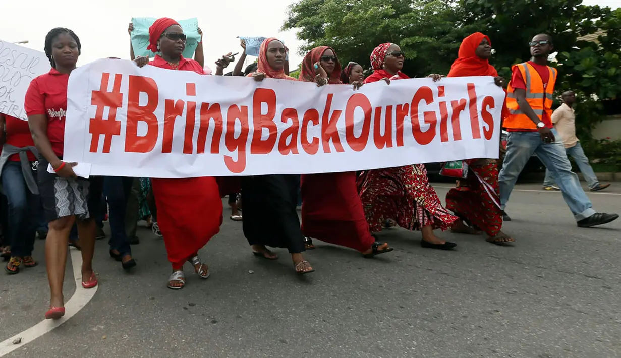 Ratusan massa aksi berjalan kaki menuntut pembebasan gadis sekolah yang diculik oleh kelompok teroris Boko Haram dilaksanakan di Asokoro, Abuja, Nigeria (13/5/2014). (REUTERS/Afolabi Sotunde)