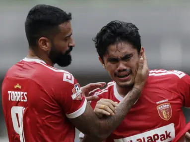 Bek Perseru Badak Lampung FC, Jujun Saefuloh, menangis usai berhasil mengalahkan Bhayangkara FC pada laga Liga 1 2019 di Stadion Patriot, Bekasi, Jumat (16/8). Bhayangkara FC takluk 0-1 dari Badak Lampung FC. (Bola.com/M Iqbal Ichsan)