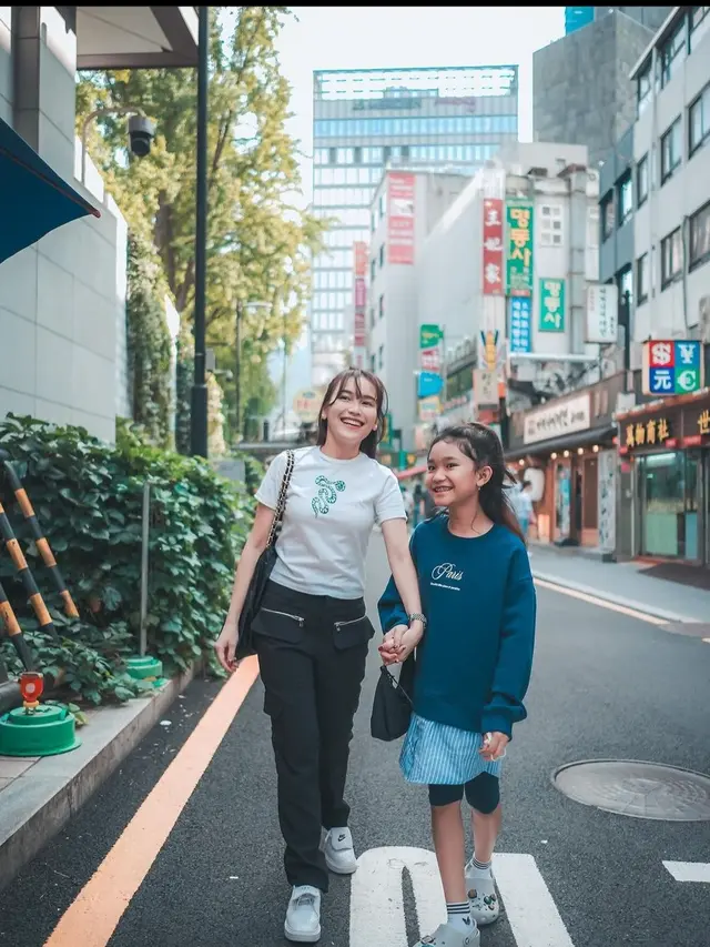 Ayu Ting Ting mengajak sang putri liburan ke Korea