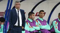 Pelatih Portugal, Fernando Santos dan Cristiano Ronaldo, mengamati pertandingan pada laga kualifikasi Piala Dunia 2018 di Stadion Municipal, Sabtu (7/10/2017). Portugal menang 2-0 atas Andorra. (AFP/Pascal Pavani)