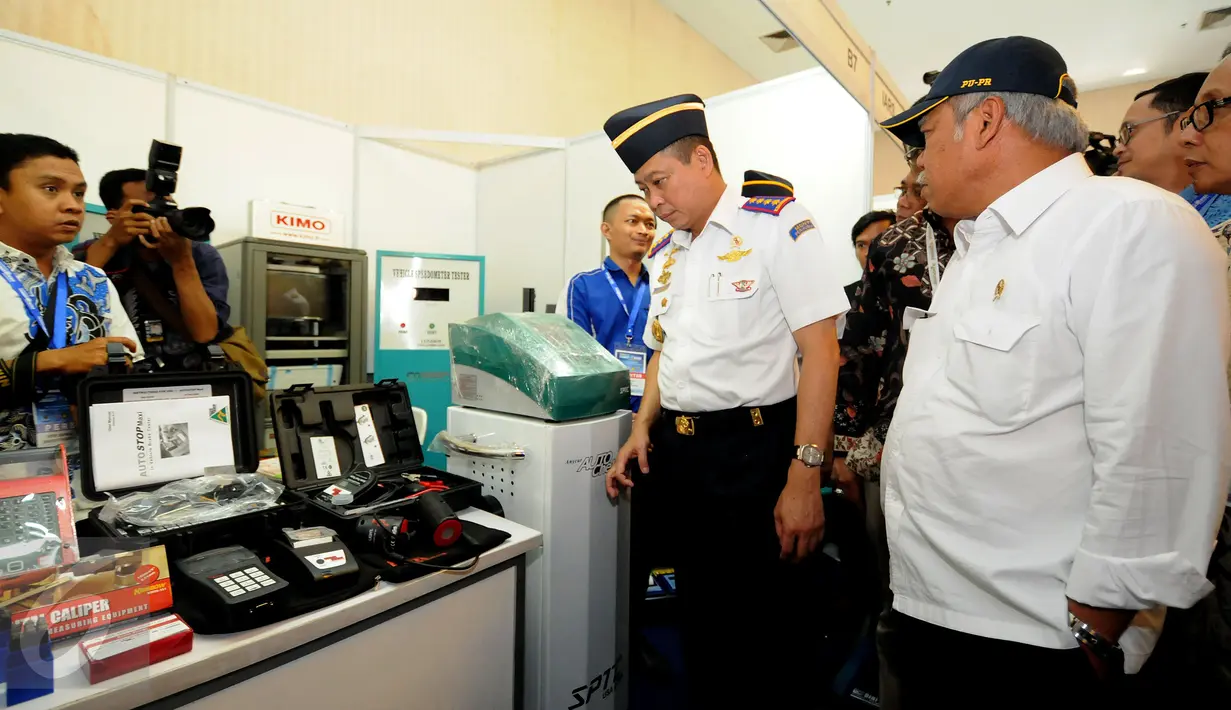 Menteri Perhubungan, Ignasius Jonan (kedua kanan) meninjau salah satu stand Pameran Transportasi Indonesia 2015, Jakarta, Rabu (16/9/2015). Pameran bertema Perkuat Keselamatan dan Kualitas Pelayanan Transportasi Publik. (Liputan6.com/Helmi Fithriansyah)
