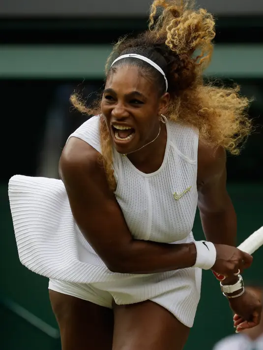 Petenis AS, Serena Williams melakukan servis ke arah lawannya Alison Riske yang juga berasal dari AS pada perempat final Grand Slam Wimbledon di London, Selasa (9/7/2019). Serena ke semifinal dengan susah payah usai mengalahkan Alison Riske 6-4, 4-6, dan 6-3. (AP/Kirsty Wigglesworth)